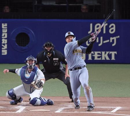 　６回、同点に追いつく２点適時二塁打を放つ大山（撮影・立川洋一郎）