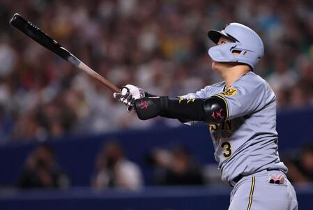 　６回、２点適時打を放つ大山（撮影・田中太一）