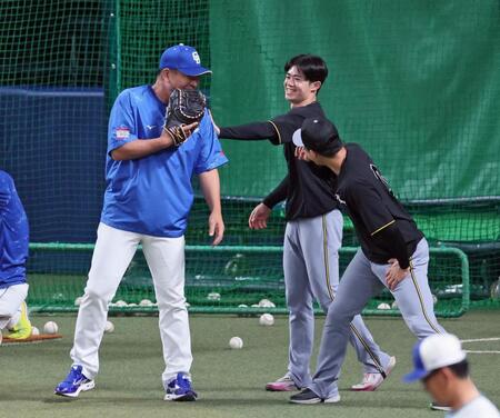 【写真】中野拓夢が井上監督とヒソヒソ談笑　かつての師弟関係