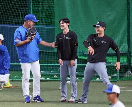 　練習間に井上監督（左）と談笑する中野。右は木浪（撮影・立川洋一郎）