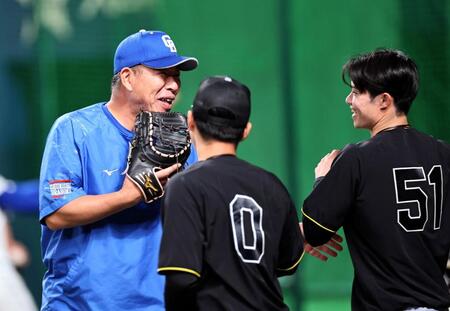 　練習前、井上監督と話をする中野（撮影・田中太一）