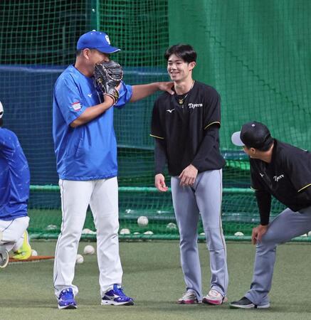 　練習間に井上監督（左）と談笑する中野（撮影・立川洋一郎）