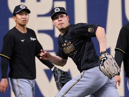 　左翼守備の練習をする佐藤輝（撮影・田中太一）