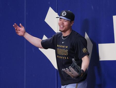 　レフトの守備位置に就き練習する佐藤輝（撮影・立川洋一郎）