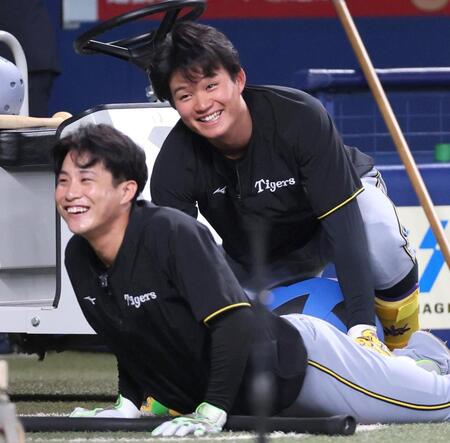 　練習中、木浪と笑顔を見せる森下（右）＝撮影・北村雅宏