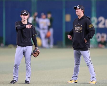 　守備練習中に藤川監督と話す中野（左）＝撮影・北村雅宏