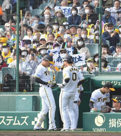 　３回、先制２ランを放った森下は木浪（中央右）とポーズをとる＝２３年３月１０日