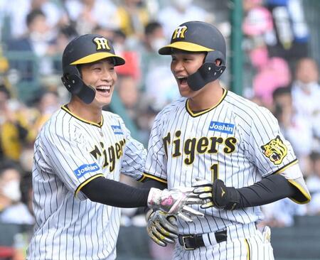 　３回、先制２ランを放ち、木浪（左）の歓迎を受ける森下＝２３年３月１０日