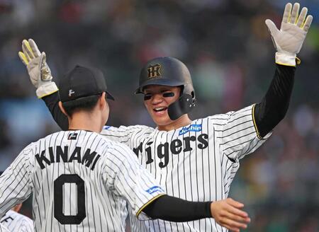 　１回、前川の先制２点適時打で生還し、木浪（０）とタッチを交わす三走の森下＝４月１８日