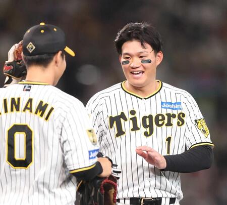 　３回裏の攻撃を終え、適時二塁打を放った森下（右）は笑顔で木浪とタッチを交わす＝２４年９月２９日