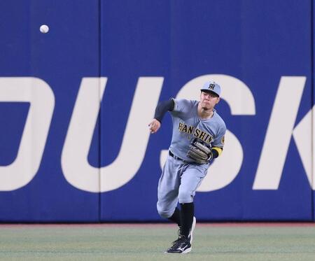 　シートノックで左翼の守備に就く佐藤輝（撮影・北村雅宏）