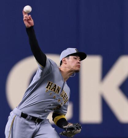 　シートノックを受け送球する佐藤輝（撮影・田中太一）