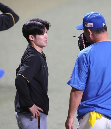 　練習中に井上監督と言葉を交わす中野（左）＝撮影・北村雅宏