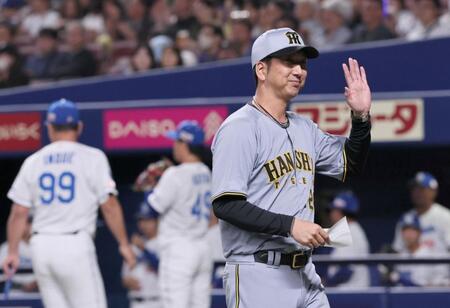 　メンバー表の確認を終え、手を振りながらベンチへ戻る藤川監督（撮影・田中太一）