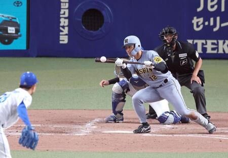 阪神　藤川監督がスクイズ敢行で先制点奪う　坂本が一塁側へきっちり　敵地の阪神ファンが大歓声でたたえる