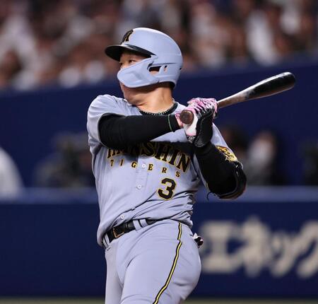 　５回、ファウル判定の後、安打を放つ大山（撮影・田中太一）