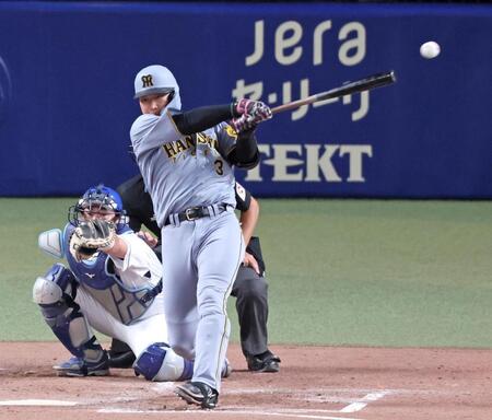 　５回、左前打を放つ大山（撮影・立川洋一郎）