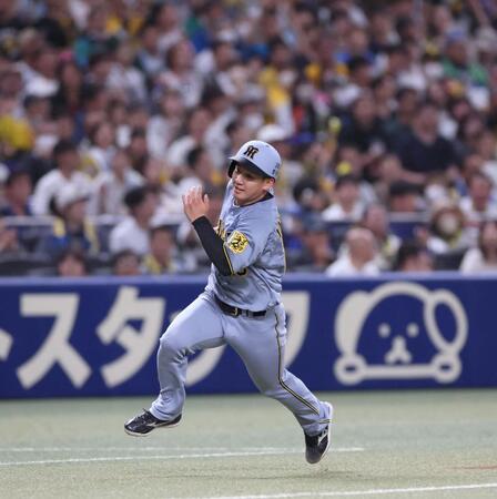 　３回、近本の二塁打で一塁から一気に生還を狙う伊原（撮影・北村雅宏）