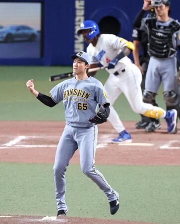 　８回、カリステを右飛に打ち取る湯浅（撮影・立川洋一郎）