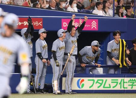 　９回、坂本が勝ち越し２点適時二塁打を放ち、喜ぶ大山（中央）ら阪神ナイン（撮影・北村雅宏）