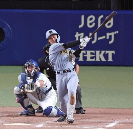 　９回、左中間へ勝ち越しとなる２点適時二塁打を放つ坂本（撮影・立川洋一郎）