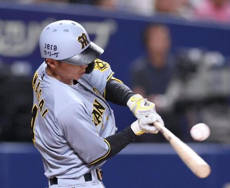 　９回、左前打を放つ熊谷（撮影・北村雅宏）