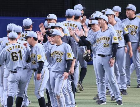 　カード勝ち越しを決めナインと勝利のタッチを交わす藤川監督（２２）＝撮影・立川洋一郎