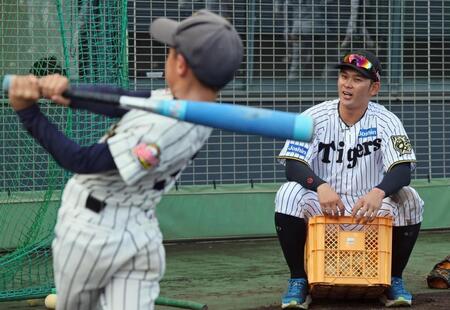 　野球教室で指導する野口（撮影・石井剣太郎）