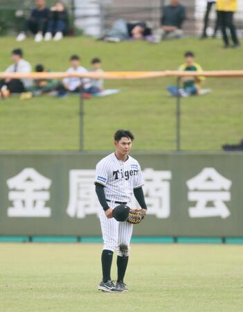 　４回の守備につく際、歓声に応える野口（撮影・石井剣太郎）