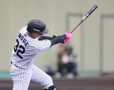 　３回、適時打を放つ井上（撮影・石井剣太郎）