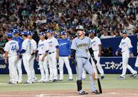 　９回、見逃し三振に倒れゲームセット。打席に立ち尽くす中野（撮影・田中太一）