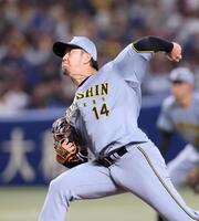 　６回から登板する岩貞（撮影・北村雅宏）