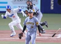 　７回、山本を二ゴロに打ち取る岩貞（撮影・立川洋一郎）