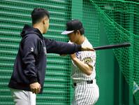 　近藤（左）からアドバイスを受ける前川（撮影・山口登）