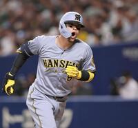 　２回、ソロを放ち生還する佐藤輝（撮影・田中太一）