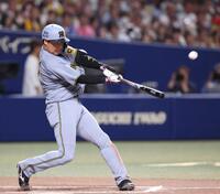 　６回、同点となるフェンス直撃の２点適時二塁打を放つ大山（撮影・北村雅宏）