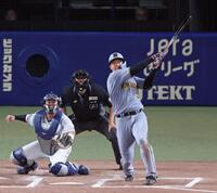 　６回、同点に追いつく２点適時二塁打を放つ大山（撮影・立川洋一郎）