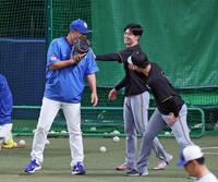 　練習間に井上監督（左）と談笑する中野（撮影・立川洋一郎）