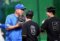 　練習前、井上監督と話をする中野（撮影・田中太一）