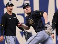 　左翼守備の練習をする佐藤輝（撮影・田中太一）