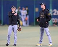 　守備練習中に藤川監督と話す中野（左）＝撮影・北村雅宏