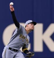 　シートノックを受け送球する佐藤輝（撮影・田中太一）