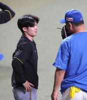 　練習中に井上監督と言葉を交わす中野（左）＝撮影・北村雅宏