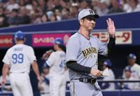 　メンバー表の確認を終え、手を振りながらベンチへ戻る藤川監督（撮影・田中太一）