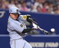 　５回、左前打を放つ大山（撮影・北村雅宏）