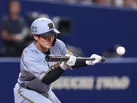 　５回、先制となるスクイズを決める坂本（撮影・北村雅宏）