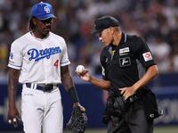 　５回、大山のファウルしたボールを確認する村山太朗球審（撮影・田中太一）