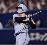 　５回、ファウル判定の後、安打を放つ大山（撮影・田中太一）