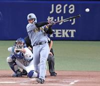 　５回、左前打を放つ大山（撮影・立川洋一郎）