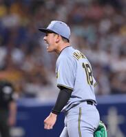 　６回、高橋周を空振り三振に仕留め、雄たけびを上げる伊原（撮影・北村雅宏）